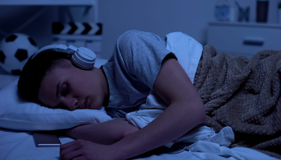 Noen av oss liker også å høre på musikk når det nærmer seg kvelden fordi den får oss til å slappe av. Hvor lurt er det egentlig?