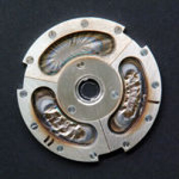 Disse tre målene med plutoniumbelagt folie sto i enden av den 12o meter lange partikkelakseleratoren og ble bestrålet med ioner av kalsium. Man kan tydelig se hvor den har blitt truffet. Disse tre målene med plutoniumbelagt folie sto i enden av den 12o meter lange partikkelakseleratoren og ble bestrålet med ioner av kalsium. Man kan tydelig se hvor den har blitt truffet.