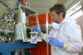 Dr. Matthias Schädel, leder for Nukleær Kjemi ved GSI setter opp eksperimentet. Kassetten han holder i hånden brukes til å justere hjulet med målskivene av plutonium. Til venstre ser man den horisontale strålebanen kalsium-ionene skytes gjennom.