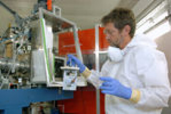 Dr. Matthias Schädel, leder for Nukleær Kjemi ved GSI setter opp eksperimentet. Kassetten han holder i hånden brukes til å justere hjulet med målskivene av plutonium. Til venstre ser man den horisontale strålebanen kalsium-ionene skytes gjennom. Dr. Matthias Schädel, leder for Nukleær Kjemi ved GSI setter opp eksperimentet. Kassetten han holder i hånden brukes til å justere hjulet med målskivene av plutonium. Til venstre ser man den horisontale strålebanen kalsium-ionene skytes gjennom.