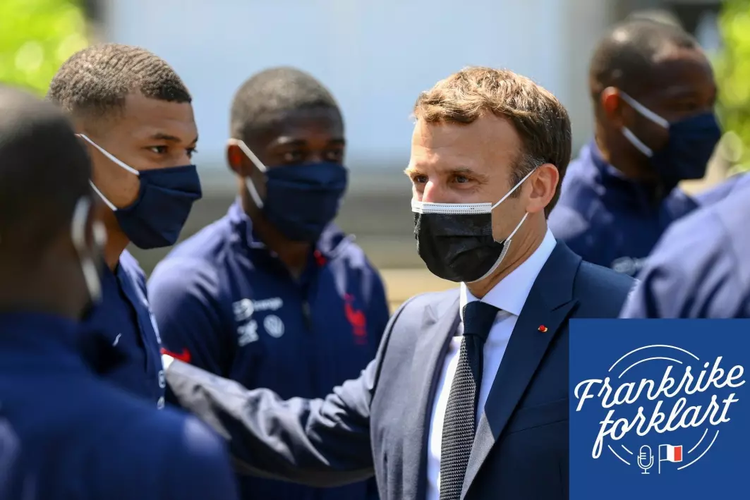 Frankrikes president hilser på Kylian Mbappé (venstre), som regnes som en av verdens beste fotballspillere.