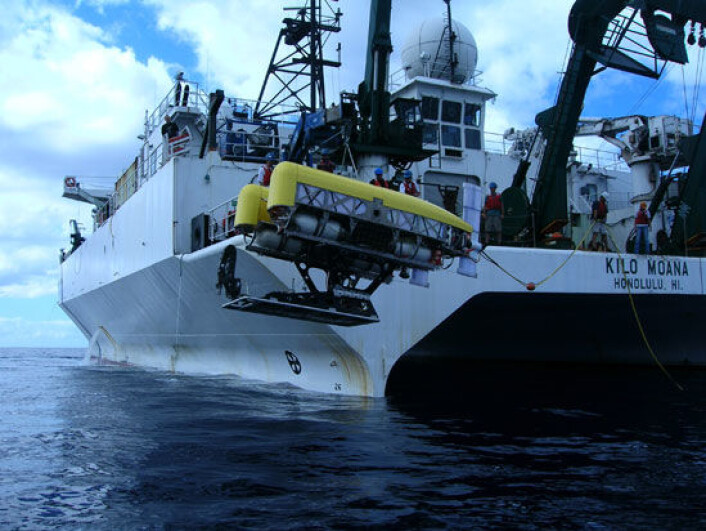 " Nereus senkes til verdens dypeste havgrop ved Challengerdypet i Marinergropen på 10 902 meter. (Foto:"Matt Heintz, Woods Hole Oceanographic Institution)" " Nereus senkes til verdens dypeste havgrop ved Challengerdypet i Marinergropen på 10 902 meter. (Foto:"Matt Heintz, Woods Hole Oceanographic Institution)"