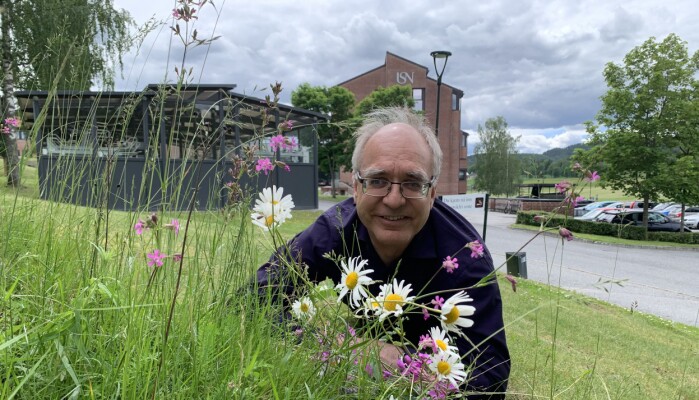 Herleik Baklid forsker blant annet på norsk folkekultur. Han forteller at folk før i tiden plukket urter og blomster rundt midtsommer. Da var kraften i naturen sterkest. Herleik Baklid forsker blant annet på norsk folkekultur. Han forteller at folk før i tiden plukket urter og blomster rundt midtsommer. Da var kraften i naturen sterkest.