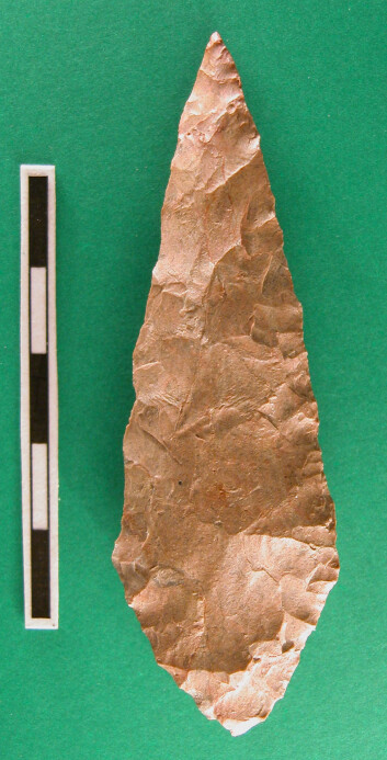 Redskap fra Blombos Cave i Sør-Afrika, laget av et silikat gjennom å presse et verktøy i tre eller ben mot kantene av steinen. Slik dra små flak av for å optimalisere form eller skarphet. (Foto: Science/AAAS) Redskap fra Blombos Cave i Sør-Afrika, laget av et silikat gjennom å presse et verktøy i tre eller ben mot kantene av steinen. Slik dra små flak av for å optimalisere form eller skarphet. (Foto: Science/AAAS)