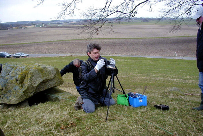 Claus Clausen måler opp en langdysse ved Østrup på Sjælland sammen med medlemmer fra Holbæk Arkæologiklub. (Foto: Holbæk Arkæologiklub) Claus Clausen måler opp en langdysse ved Østrup på Sjælland sammen med medlemmer fra Holbæk Arkæologiklub. (Foto: Holbæk Arkæologiklub)