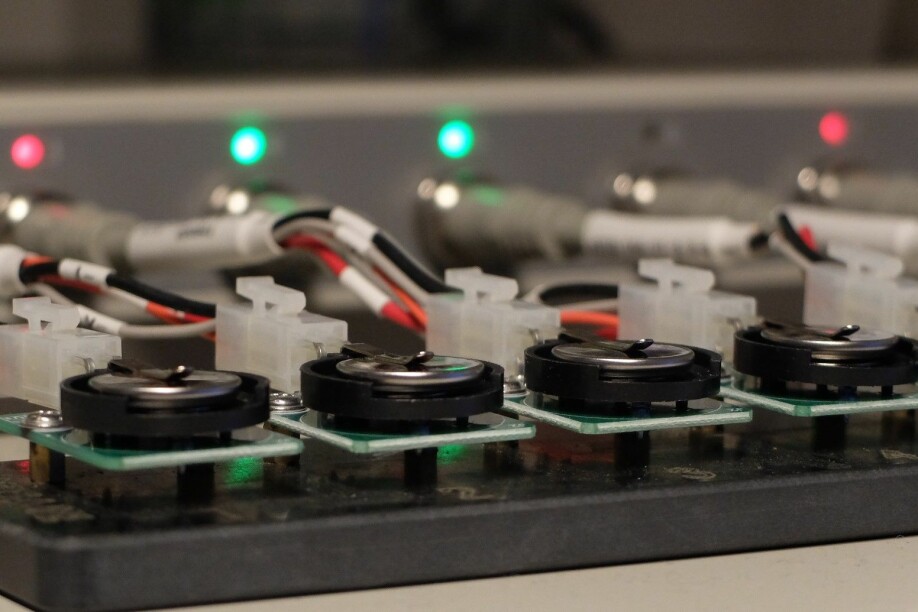 Forskerne håper på grønt lys. Her testes batterier i lab'en på Kjemisk institutt.