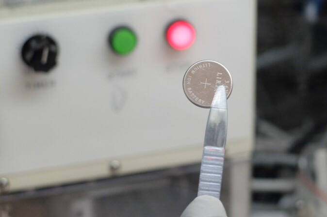 Utenpå står det at dette er et litiumionebatteri, men det er det ikke. Det er et natriumionebatteri som Anders Brennhagen har bygget. Utenpå står det at dette er et litiumionebatteri, men det er det ikke. Det er et natriumionebatteri som Anders Brennhagen har bygget.