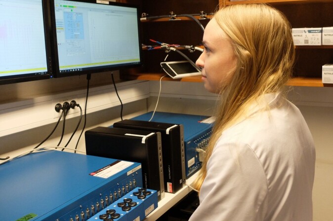 Carina Geiss følger med på hvordan testbatteriene klarer seg. Carina Geiss følger med på hvordan testbatteriene klarer seg.