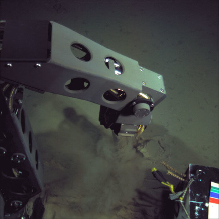" Nereus`robotarm samler prøver fra verdens dypeste havdyp. (Foto: Matt Heintz, Woods Hole Oceanographic Institution)" " Nereus`robotarm samler prøver fra verdens dypeste havdyp. (Foto: Matt Heintz, Woods Hole Oceanographic Institution)"