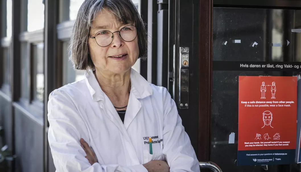 Immunolog Anne Spurkland sier man velger mellom å ta vaksinen eller å bli koronasmittet.