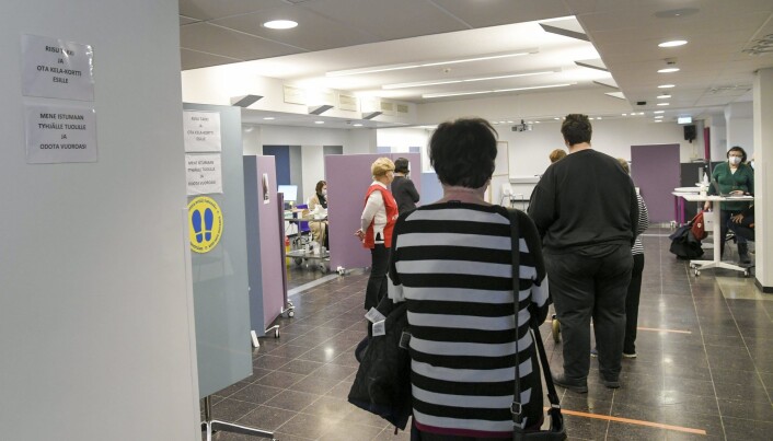 Pasienter står i kø for å få koronavaksinen på et vaksinesenter i Vantaa i Finland i mars. Pasienter står i kø for å få koronavaksinen på et vaksinesenter i Vantaa i Finland i mars.