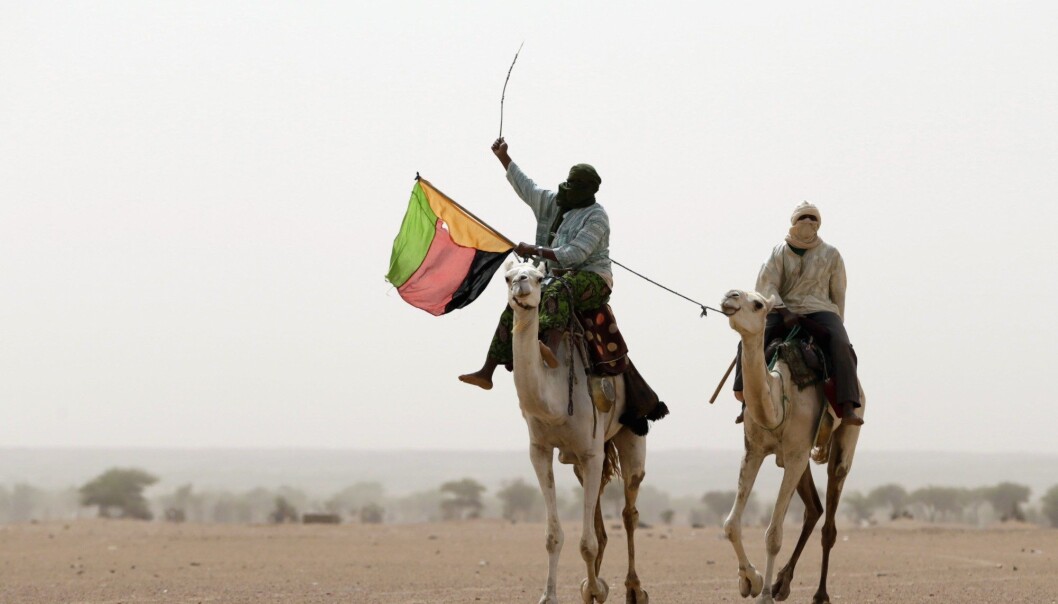 Azawad ble utropt som egen stat i den nordlige delen av Mali i 2013 – her holder en støttespiller flagget til staten under en demonstrasjon. Lokale ledere sørget for forskjeller i styringen fra by til by, blant annet i om de mest voldelige straffene ble praktisert. Azawad ble utropt som egen stat i den nordlige delen av Mali i 2013 – her holder en støttespiller flagget til staten under en demonstrasjon. Lokale ledere sørget for forskjeller i styringen fra by til by, blant annet i om de mest voldelige straffene ble praktisert.