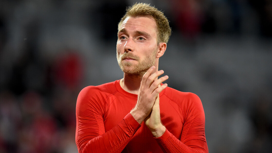 Den danske fotballspilleren Christian Eriksen takker publikum etter Denmark v Wales i 2018. Den danske fotballspilleren Christian Eriksen takker publikum etter Denmark v Wales i 2018.