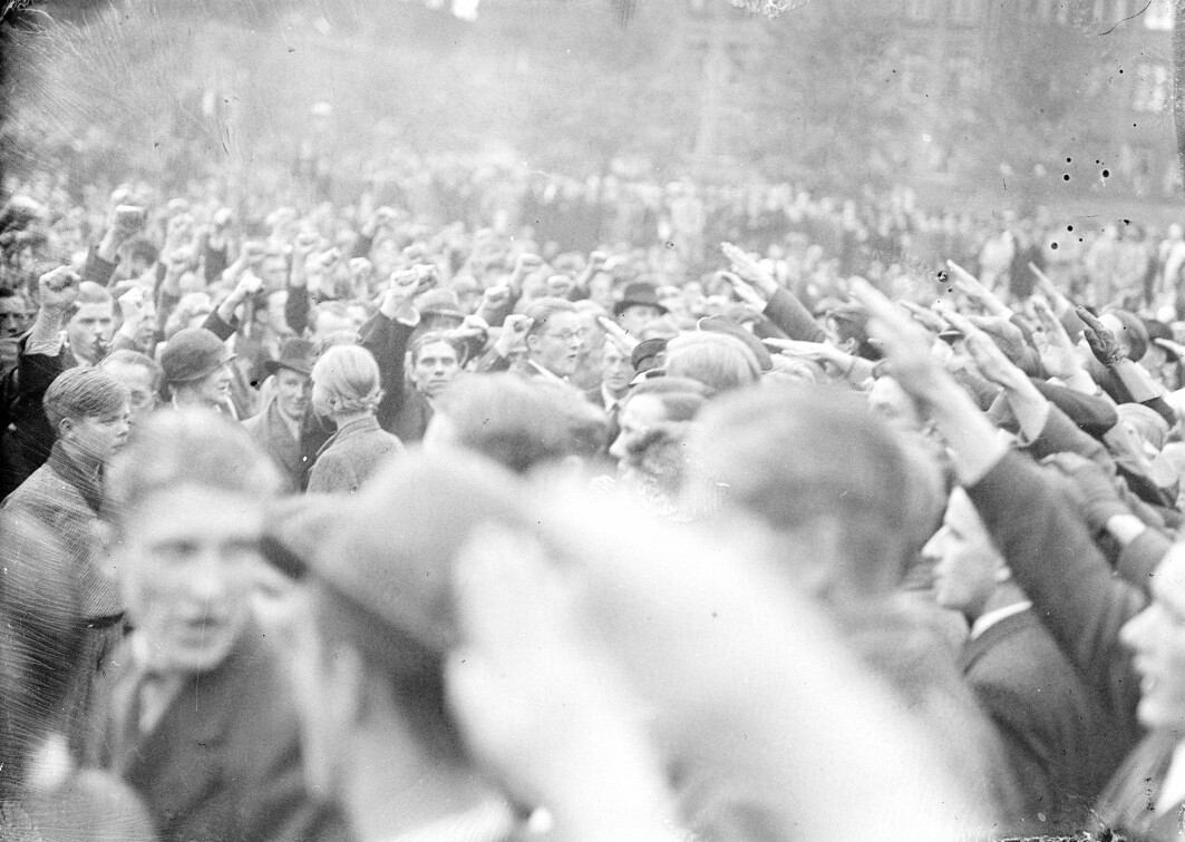 Demonstrantar og mot-demonstrantar under ein konservativ demonstrasjon på Blågårds Plads i København, 29. september 1935. Demonstrantar og mot-demonstrantar under ein konservativ demonstrasjon på Blågårds Plads i København, 29. september 1935.