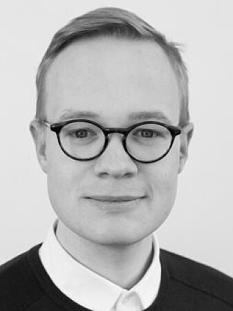 Charlie Krautwald har òg studert fotografi frå gateslaga. Dei viser at både kvinner og menn tok del i gatekampane. Charlie Krautwald har òg studert fotografi frå gateslaga. Dei viser at både kvinner og menn tok del i gatekampane.