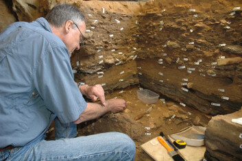 Professor Christopher Henshilwood graver ut i den sørlige delen av Blombos Cave. Henshilwood er professor ved Univeristetet i Bergen og University of the Witwatersrand i Sør-Afrika. (Foto: C. Henshilwood og M. Haaland) Professor Christopher Henshilwood graver ut i den sørlige delen av Blombos Cave. Henshilwood er professor ved Univeristetet i Bergen og University of the Witwatersrand i Sør-Afrika. (Foto: C. Henshilwood og M. Haaland)