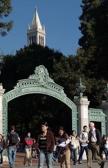 Sather Gate og Sather Tower, begger på UC Berkeley, er oppkalt etter Peder Sæther, en norsk bankmann som var med på å grunnlegge Berkeley. (Foto: Trisweb/Wikimedia Creative Commons) Sather Gate og Sather Tower, begger på UC Berkeley, er oppkalt etter Peder Sæther, en norsk bankmann som var med på å grunnlegge Berkeley. (Foto: Trisweb/Wikimedia Creative Commons)