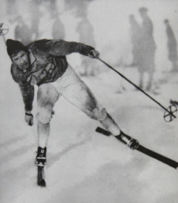 Johan Grøttumsbråten idet han passerer mål som vinnar av 18 km under verdsmeisterskapen på ski i tyske Oberhof i 1931. "Skikonge" er eitt av om lag hundre ord på ski i ordboka. (Foto: Skimuseet) Johan Grøttumsbråten idet han passerer mål som vinnar av 18 km under verdsmeisterskapen på ski i tyske Oberhof i 1931. "Skikonge" er eitt av om lag hundre ord på ski i ordboka. (Foto: Skimuseet)