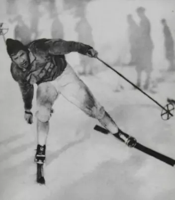 Johan Grøttumsbråten idet han passerer mål som vinnar av 18 km under verdsmeisterskapen på ski i tyske Oberhof i 1931. "Skikonge" er eitt av om lag hundre ord på ski i ordboka. (Foto: Skimuseet)
