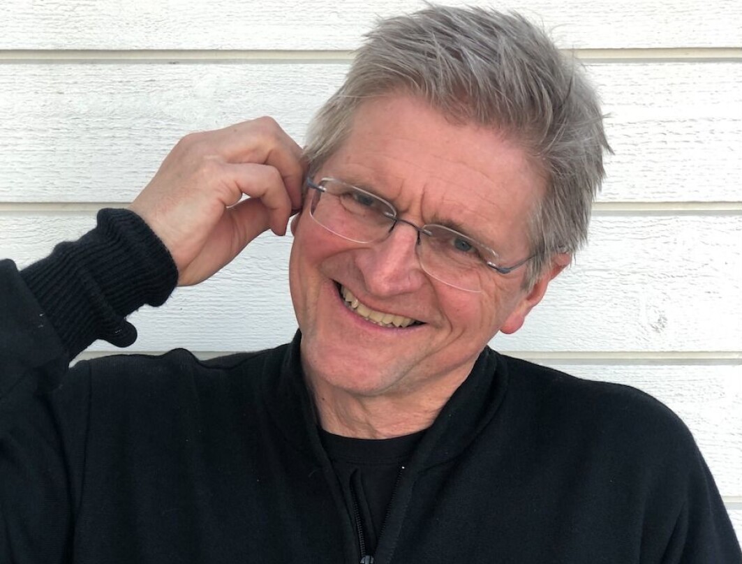 Geir Selbæk har har forsket på demens i mange år. Han er opptatt at det er mye vi selv kan gjøre for å forebygge sykdommen. En internasjonal forskergruppe som han deltar i har funnet de viktigste risikofaktorene for sykdommen. De finner at hørselstap slår tydeligst ut. Nå har den 58 år gamle forskeren tatt dette på alvor og skaffet seg høreapparat. Geir Selbæk har har forsket på demens i mange år. Han er opptatt at det er mye vi selv kan gjøre for å forebygge sykdommen. En internasjonal forskergruppe som han deltar i har funnet de viktigste risikofaktorene for sykdommen. De finner at hørselstap slår tydeligst ut. Nå har den 58 år gamle forskeren tatt dette på alvor og skaffet seg høreapparat.