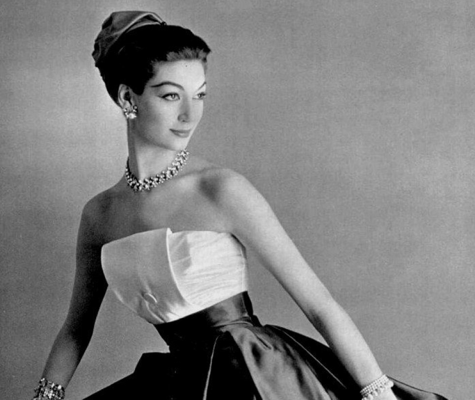 Mote fra Paris har alltid vært kjennetegnet av eksklusivitet og luksus. Her poserer en modell i en elegant kjole hos designeren Maggy Rouff Paris i 1958.
