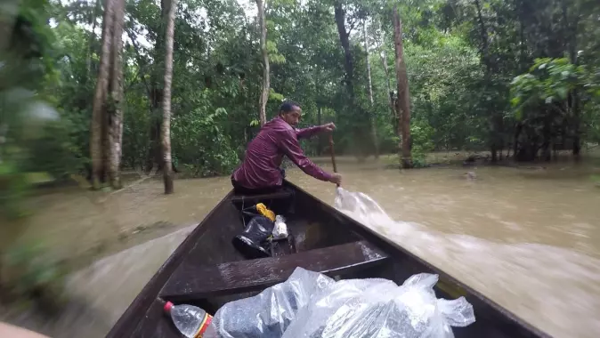 Å komme seg fra A til B i Amazonas i regntiden krever ofte kano.