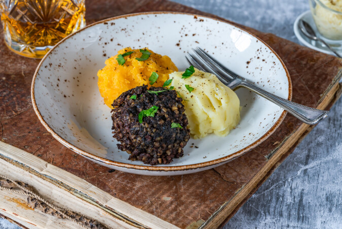 I Skottland består nasjonalretten haggis av innmat av sau, sammen med havregryn, løk og krydder. Haggisen er som Norges nasjonalrett fårikål på den måten at den slett ikke dukker opp på matbordet så veldig ofte. I Skottland består nasjonalretten haggis av innmat av sau, sammen med havregryn, løk og krydder. Haggisen er som Norges nasjonalrett fårikål på den måten at den slett ikke dukker opp på matbordet så veldig ofte.