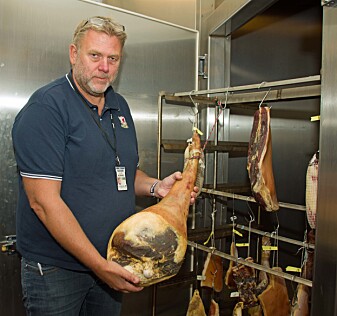 Tom Christen Johannessen arbeider med å utvikle nye produkter av kjøtt. På bildet er det snakk om spekemat – til høsten blir det mer blod. Tom Christen Johannessen arbeider med å utvikle nye produkter av kjøtt. På bildet er det snakk om spekemat – til høsten blir det mer blod.