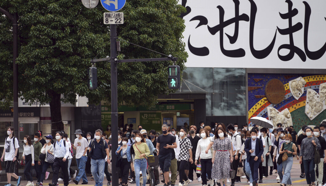 Fotgjengere med munnbind i Tokyo. Covid-19-pandemien herjer Japan og andre østasiatiske land i dag, men dette er ikke den første koronaepidemien i området. Ved å studere befolkningens gener har forskere funnet spor etter en lignende epidemi for 20.000 år siden. Fotgjengere med munnbind i Tokyo. Covid-19-pandemien herjer Japan og andre østasiatiske land i dag, men dette er ikke den første koronaepidemien i området. Ved å studere befolkningens gener har forskere funnet spor etter en lignende epidemi for 20.000 år siden.