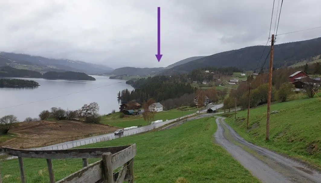 Figur 2. Forsøk på å fange samme utsikt et århundre senere. Granskogen i midten av bildet har vokst opp de siste tiårene. For å få en bedre gjengivelse kunne fotografen nok ha fulgt veien til venstre i bildet litt lengre. Figur 2. Forsøk på å fange samme utsikt et århundre senere. Granskogen i midten av bildet har vokst opp de siste tiårene. For å få en bedre gjengivelse kunne fotografen nok ha fulgt veien til venstre i bildet litt lengre.