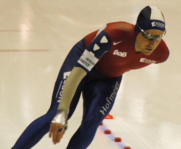 Bob de Jong i aksjon under world cup i speedskating i Heerenveen i Nederland, 23. februar 2008. (Foto: Wikimedia Commons, se lisens her) Bob de Jong i aksjon under world cup i speedskating i Heerenveen i Nederland, 23. februar 2008. (Foto: Wikimedia Commons, se lisens her)