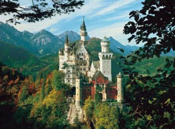 "Eventyrslottet Neuschwanstein ble aldri fullført slik Ludwig II så for seg, men dette var likevel et slott utenom det vanlige." "Eventyrslottet Neuschwanstein ble aldri fullført slik Ludwig II så for seg, men dette var likevel et slott utenom det vanlige."