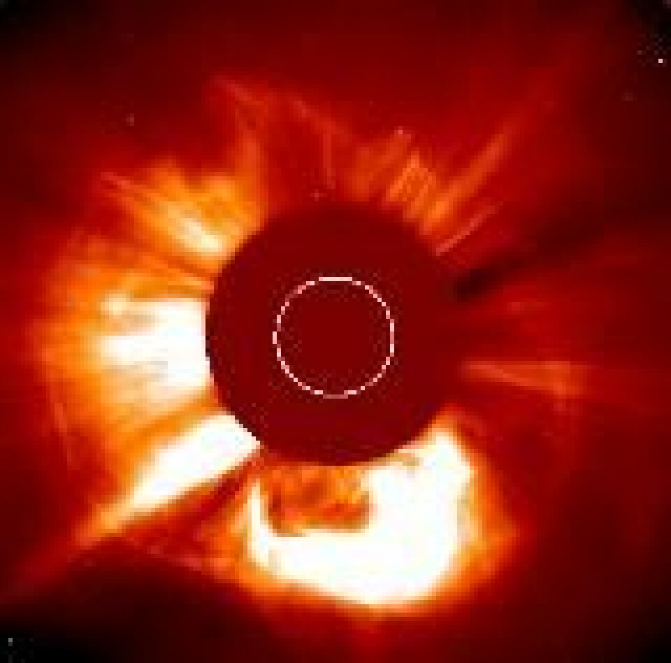 'Solas korona med utbrudd av solvind, fotografert fra SOHO i oktober 2003. Foto: SOHO/NASA'