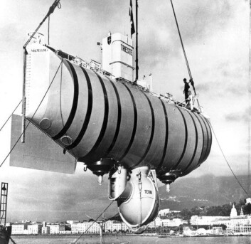 "Batyskafen USS "Trieste" rett før rekorddykket i Marinergropen 23. januar 1960. Første og eneste gang mennesker har dykket nesten 11 000 meter. (Foto: U. S. Navy)" "Batyskafen USS "Trieste" rett før rekorddykket i Marinergropen 23. januar 1960. Første og eneste gang mennesker har dykket nesten 11 000 meter. (Foto: U. S. Navy)"