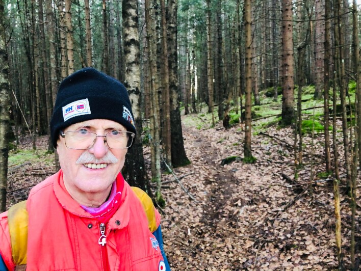 forskning.no ble med Ståle Pinslie og gikk den gamle Dragonveien sørover fra Hakadal Verk i retning mot Oslo. Gjennom det som i dag er tett skog, gikk en gang i tiden den korteste og raskeste veien til hovedstaden om du kom fra Oppland, Hedmark, Trondheim eller enda lenger nordfra.