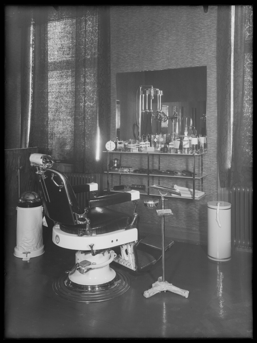 Dette skal være et tannlegekontor i Skippergata i Oslo. Det kan se ut som det også ble begått barbering på samme sted. Fotoets alder er ukjent. Antagelig er det tatt mellom 1929 og 1955. Dette skal være et tannlegekontor i Skippergata i Oslo. Det kan se ut som det også ble begått barbering på samme sted. Fotoets alder er ukjent. Antagelig er det tatt mellom 1929 og 1955.