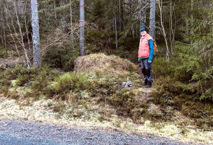 Med små varder som dette gir Ståle og vennene hans deg et hint om hvor stien går inn i skogen.