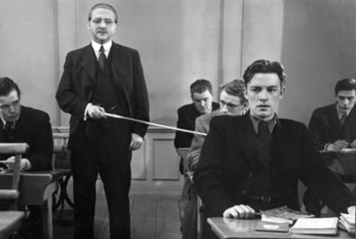 Det svenske etterkrigsoppgjøret med nazismens idealer skapte også ringvirkninger over på andre felt, og satte blant annet fart i en endring av idealene som styrte den svenske skolen. I Ingemar Bergmans debutfilm Hets (1944) var typisk nok den autoritære og brutale hovedpersonen latinlærer. (Foto: Louis Huch/Svensk Filmindustri) Det svenske etterkrigsoppgjøret med nazismens idealer skapte også ringvirkninger over på andre felt, og satte blant annet fart i en endring av idealene som styrte den svenske skolen. I Ingemar Bergmans debutfilm Hets (1944) var typisk nok den autoritære og brutale hovedpersonen latinlærer. (Foto: Louis Huch/Svensk Filmindustri)