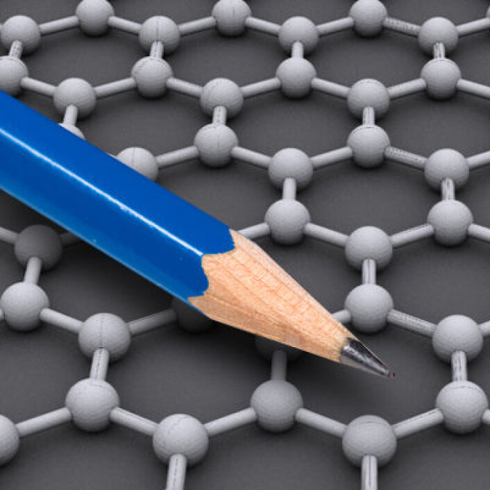 En blyantspiss avsetter små mengder grafén, som er grafitt i ett atoms tykkelse. Men det tok forskning verd en Nobelpris i fysikk å fremstille grafén kontrollert. I bakgrunnen strukturen til grafén: karbonatomer i sekskantmønster. (Illustrasjon: AlexanderAlUS (modell), Creative Commons, se lisens/Dmgerman (blyant), Creative Commons, se lisens) En blyantspiss avsetter små mengder grafén, som er grafitt i ett atoms tykkelse. Men det tok forskning verd en Nobelpris i fysikk å fremstille grafén kontrollert. I bakgrunnen strukturen til grafén: karbonatomer i sekskantmønster. (Illustrasjon: AlexanderAlUS (modell), Creative Commons, se lisens/Dmgerman (blyant), Creative Commons, se lisens)