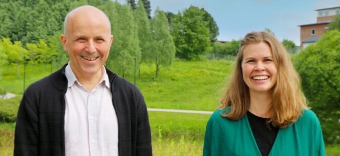 Førsteamanuensis Ole Andreas Kvamme og universitetslektor Marianne Guriby møtes til samtale om bærekraft, skolen og hvordan møte barn og unges klimaengasjement Førsteamanuensis Ole Andreas Kvamme og universitetslektor Marianne Guriby møtes til samtale om bærekraft, skolen og hvordan møte barn og unges klimaengasjement
