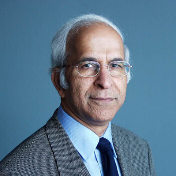 "For sitt arbeid innen jordforskning fikk professor Singh i 2004 og 2005 tittelen Fellow hos to prestisjetunge amerikanske forskningsinstitusjoner." "For sitt arbeid innen jordforskning fikk professor Singh i 2004 og 2005 tittelen Fellow hos to prestisjetunge amerikanske forskningsinstitusjoner."