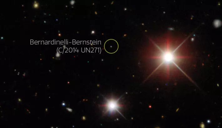 Her ser du Bernardinelli-Bernstein-kometen slik forskerne så den på bildene. Kometen ser bitte liten ut fordi den er langt unna.