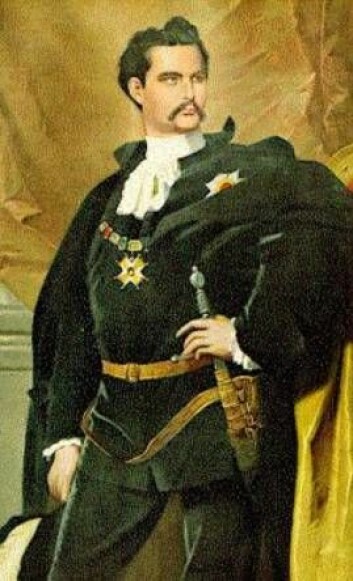 "Denne karen hadde mange prosjekter på gang, og pengene fikk bein å gå på. Til slutt var Ludwig II blakk, og de bayeske myndighetene erklærte ham dessuten sinnssyk i 1886." "Denne karen hadde mange prosjekter på gang, og pengene fikk bein å gå på. Til slutt var Ludwig II blakk, og de bayeske myndighetene erklærte ham dessuten sinnssyk i 1886."