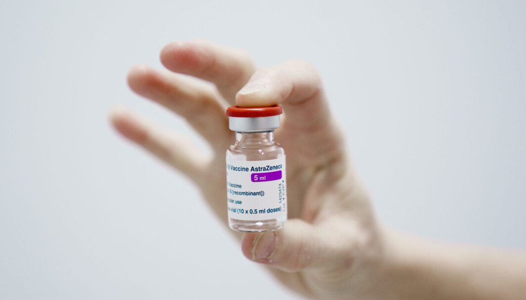 Kombinasjonen av vaksinene fra AstraZeneca og Pfizer gir like god beskyttelse mot koronaviruset som to doser Pfizer, ifølge FHI. Kombinasjonen av vaksinene fra AstraZeneca og Pfizer gir like god beskyttelse mot koronaviruset som to doser Pfizer, ifølge FHI.