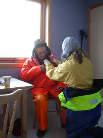 Forskningsprosjektet omfatter også filmopptak. Her fester filmarbeider Reni Wright mikrofonen på 83 år gamle Torvald Joramo fra Manndalen. (Foto: Camilla Brattland) Forskningsprosjektet omfatter også filmopptak. Her fester filmarbeider Reni Wright mikrofonen på 83 år gamle Torvald Joramo fra Manndalen. (Foto: Camilla Brattland)