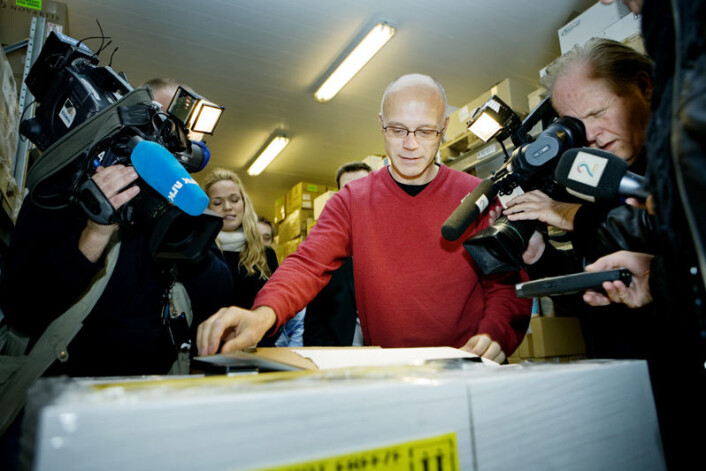 Bjørn Iversen åpner den første pallen med H1N1-vaksine på 50 000 doser på Europharma Nordics sitt lager i Bærum 12. oktober 2009. (Foto: Jon-Michael Josefsen / Scanpix) Bjørn Iversen åpner den første pallen med H1N1-vaksine på 50 000 doser på Europharma Nordics sitt lager i Bærum 12. oktober 2009. (Foto: Jon-Michael Josefsen / Scanpix)