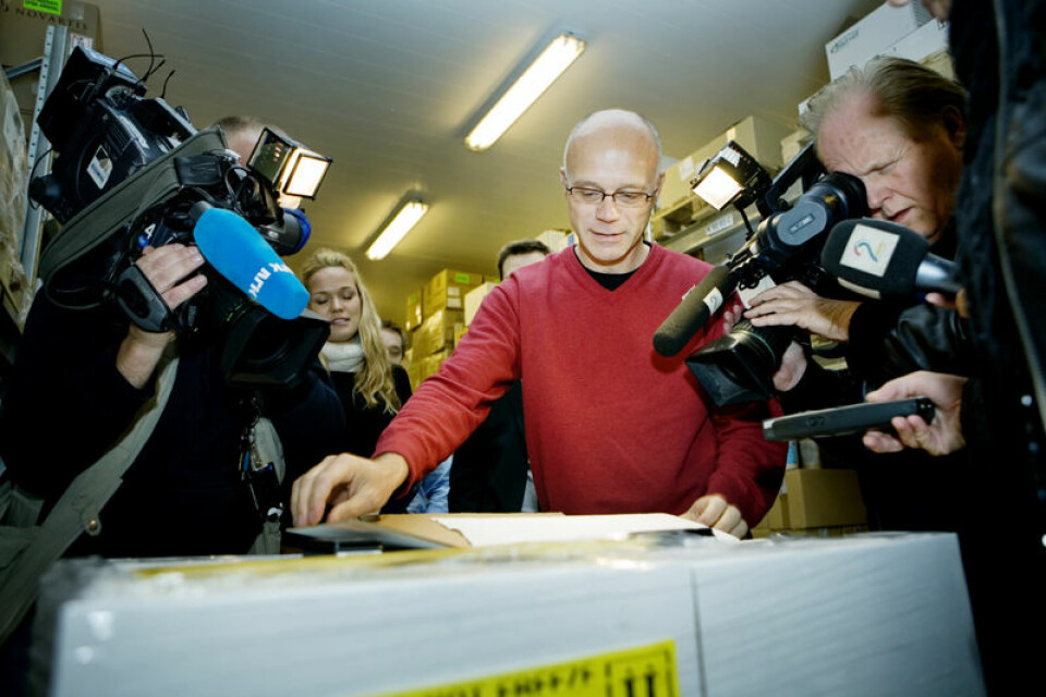 Bjørn Iversen åpner den første pallen med H1N1-vaksine på 50 000 doser på Europharma Nordics sitt lager i Bærum 12. oktober 2009. (Foto: Jon-Michael Josefsen / Scanpix)
