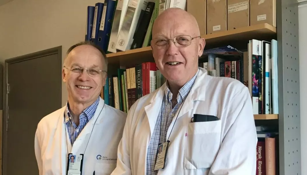 Gastroenterologen Knut A. Lundin (t.h) og immunologen Ludvig M. Sollid har samarbeidet tett siden 1980-tallet. De har lagt stein på stein til kunnskapsoppbyggingen om sykdommen cøliaki. Nå er førstnevnte en av hovedforfatterne i en studie om en ny pille mot sykdommen.