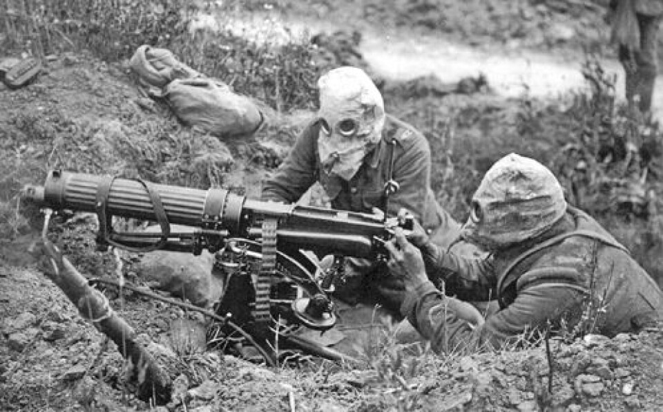 Giftgass ble tatt i bruk i økende grad under kampene i Europa under første verdenskrig. Bildet viser britiske soldater med gassmasker ved Somme. (Foto: Wikimedia Commons)