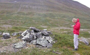 Arkeolog Stine Barlindhaug registrerer en førkristen samisk urgrav i Porsangermoen - Halkavarre skytefelt. (Foto: Alma Thuestad, NIKU) Arkeolog Stine Barlindhaug registrerer en førkristen samisk urgrav i Porsangermoen - Halkavarre skytefelt. (Foto: Alma Thuestad, NIKU)